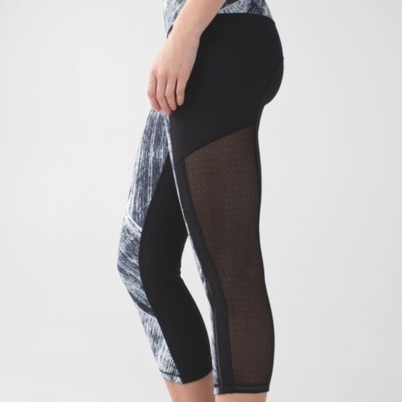 Lululemon Hot To Street Crop Size: 4 - Picture 1 of 12